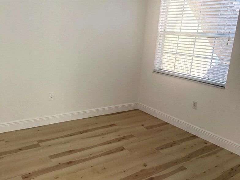 Building Photo - 2331 NW 96th Ter