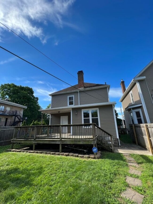 Building Photo - Welcome to 372 E 13th!!! 4 Bedroom 2 Bathr...