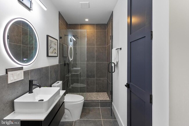 Building Photo - 1733 Chain Bridge Rd