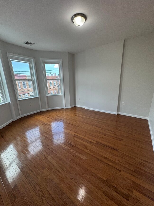 Building Photo - 424 67th St