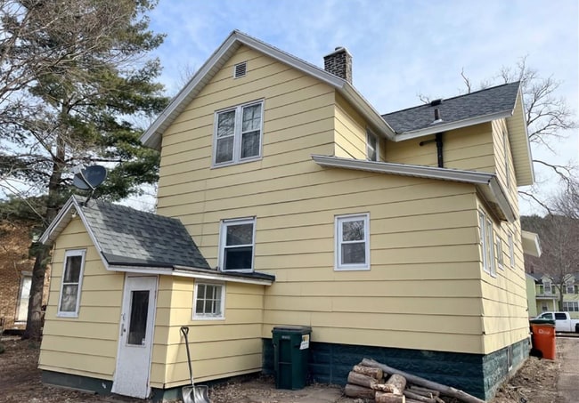 Building Photo - 4 bed 2 bath near UWEC available June 1st!...
