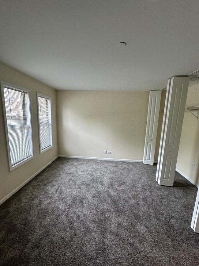 Building Photo - 2216 Country Club Dr