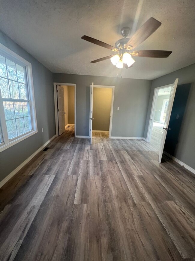 Building Photo - 2 bedroom and 1.5 bathroom house