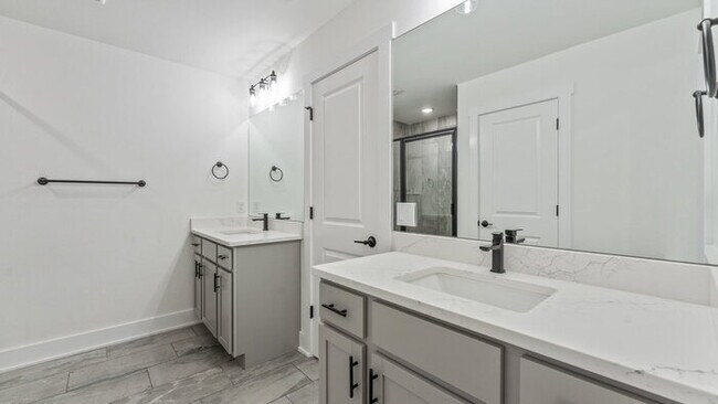 Building Photo - "Enchanting Farmington Getaway: 3-Bedroom ...