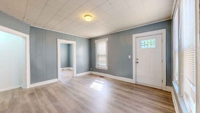 Building Photo - Newly Renovated 2 Bedroom Apartment - Heat...