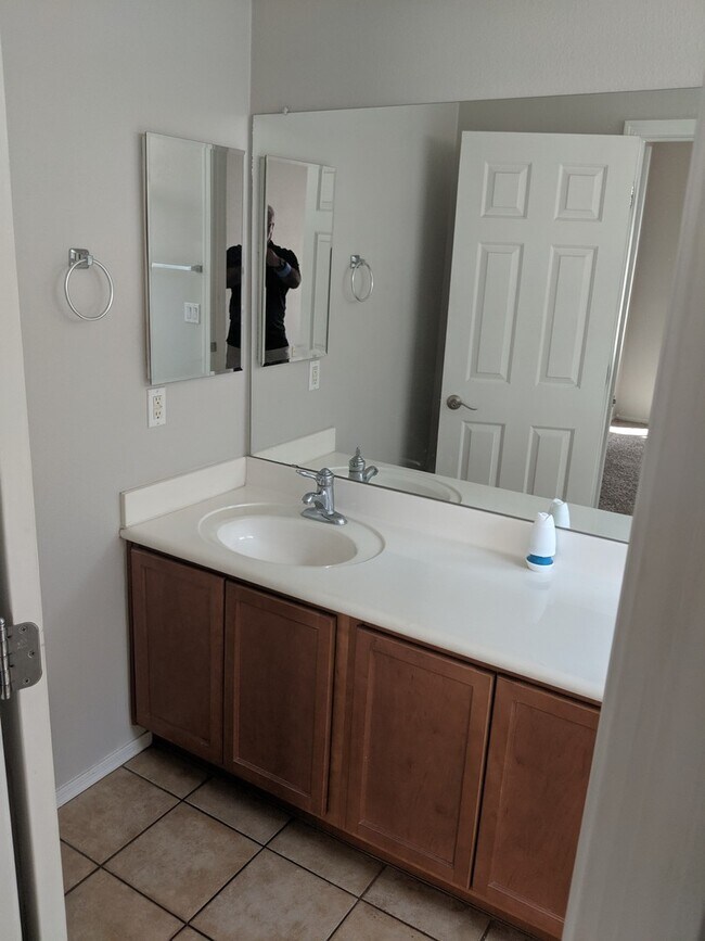 Building Photo - 3 Bedroom and 2 Bath Red Rock Rental.