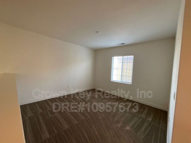 Building Photo - 546 W Campania Way