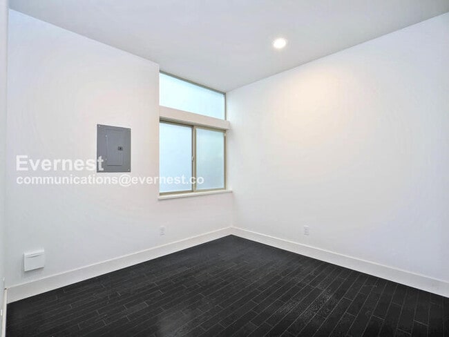 Building Photo - 2618 Eastlake Ave E