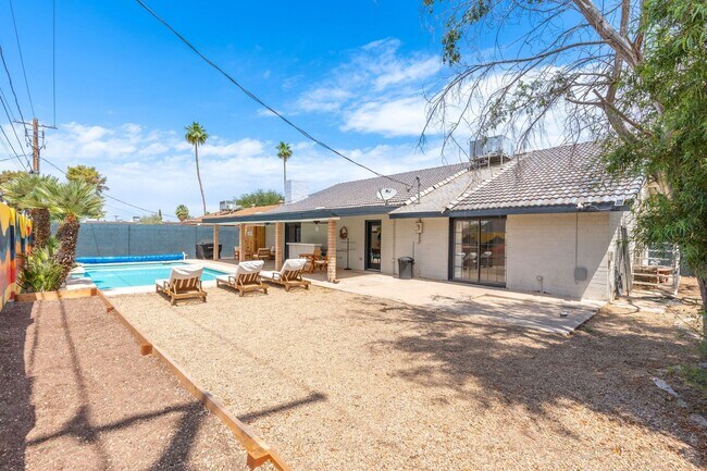 Building Photo - 9 E Del Rio Dr
