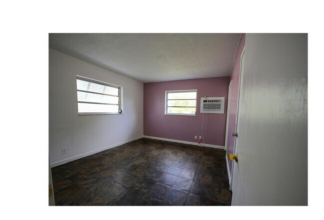 Building Photo - 220 Lucerne Ave