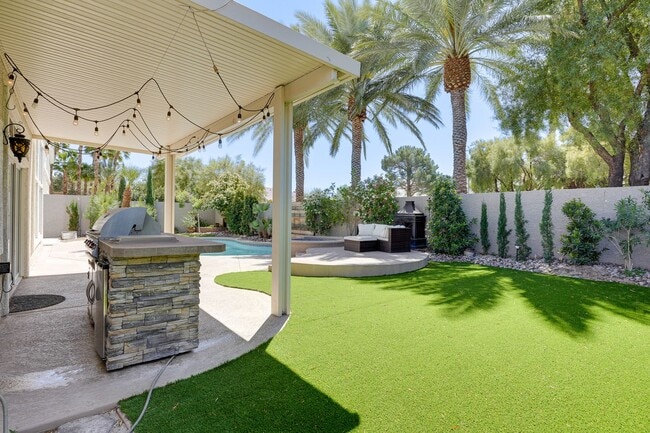 Building Photo - Luxurious 4 bd 3.5 bth Henderson Home in G...