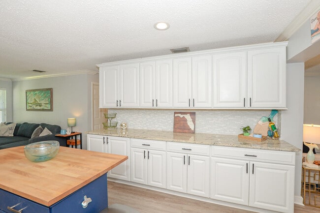 Building Photo - 110 SW Hideaway Pl