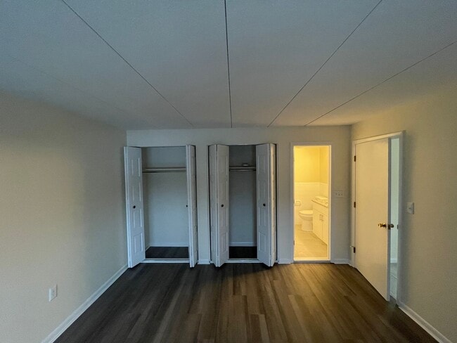 Building Photo - Suburban 2-bed with private balcony