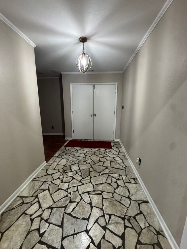 Building Photo - Incredible 4 Bed / 2 Bath updated Home, Available Now!