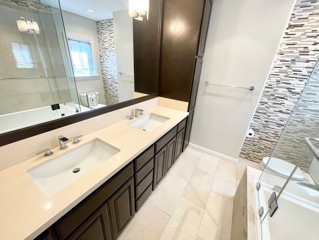 Building Photo - *** Gorgeous 4 bed 3 bath Single Family Ho...