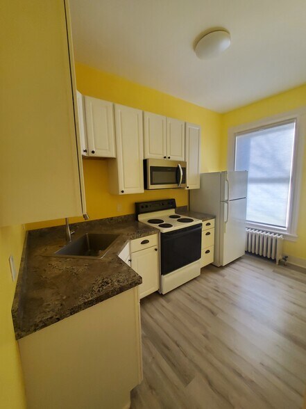 Kitchen - 364 N York St