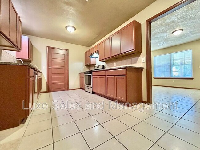 Building Photo - 605 Moraine Ave