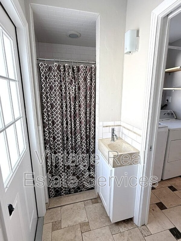 Building Photo - 105 N Aurora Ave