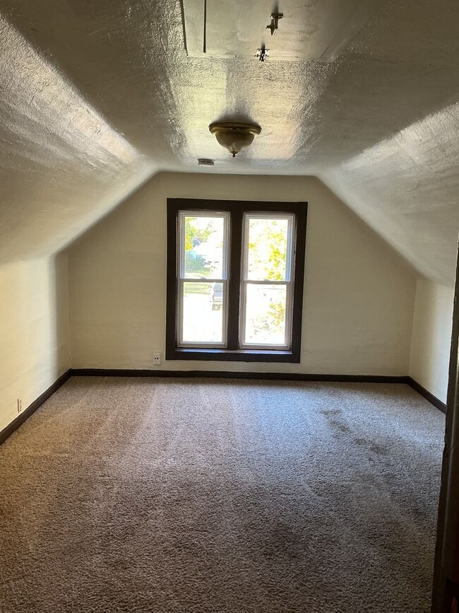 Building Photo - 4 Bedroom Single Family Home