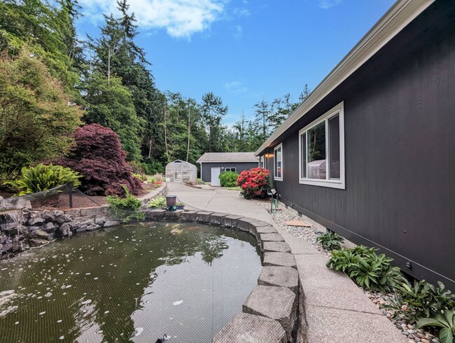 Building Photo - Fully remodeled & updated 3 bed 2 bath hom...