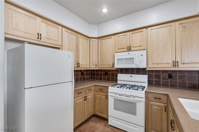 Building Photo - 9901 Trailwood Dr