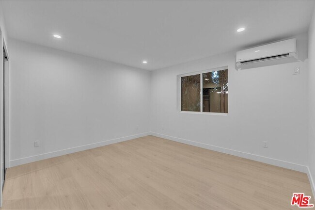Building Photo - 6913 Encino Ave