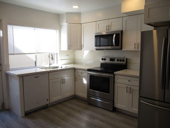 Building Photo - Woodlands in La Jolla  2 bedroom 1 bath to...