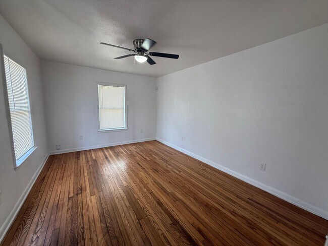 Building Photo - Newly Renovated 2 Bed Home | Hardwood Floors + Updated Interior!