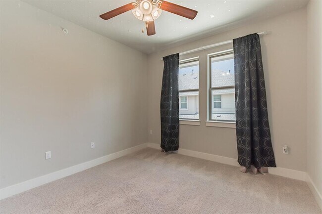 Building Photo - 13800 Lyndhurst St