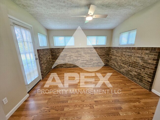 Building Photo - Spacious 3 Bd 2.5 Ba Condo w/Carport in heart of West Knox!