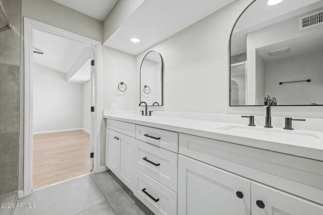 Building Photo - 908 W Ross Ave