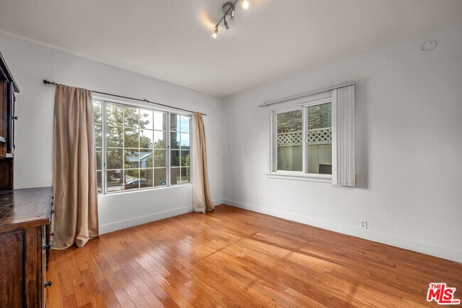 Building Photo - 922 S Bundy Dr