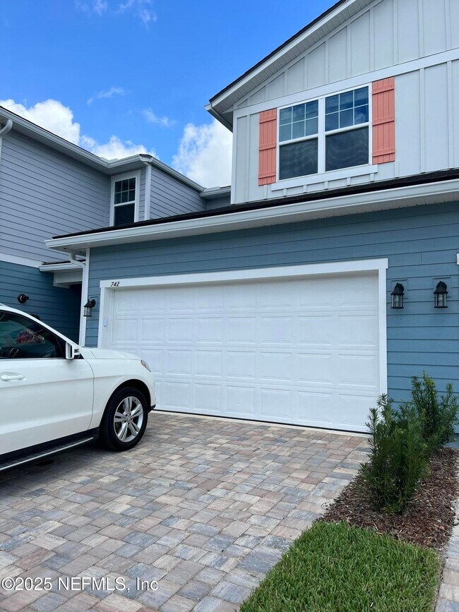 Building Photo - 742 Cherry Elm Dr