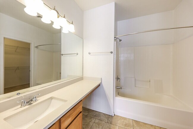 Building Photo - 1222 E Grove St