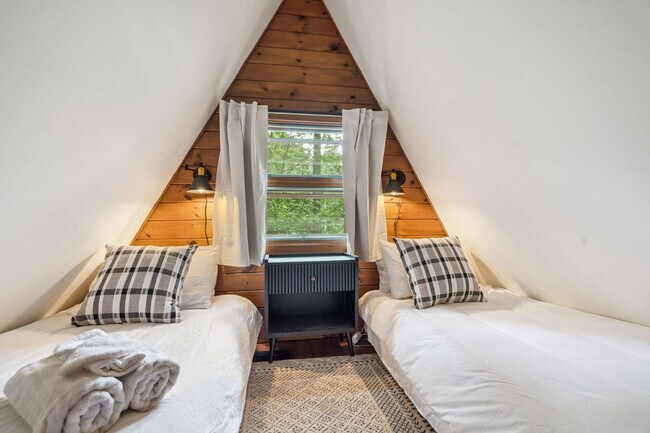 Building Photo - 51 Lake Pines Cir