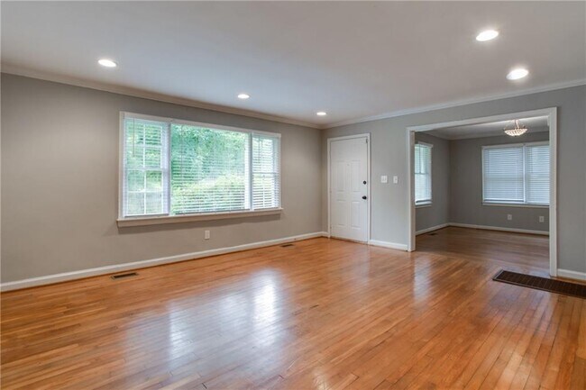 Building Photo - 1640 Belle Isle Cir NE