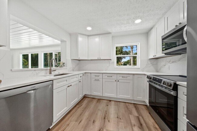 Building Photo - 2416 N W Everglades Blvd