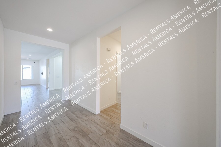Building Photo - 1530 E San Carlos Way