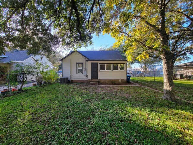 Building Photo - BEAUTIFUL REMODELED HISTORIC AREA 3 BEDROOM 1.5 BATH HOME IN ROSENBERG, TEXAS