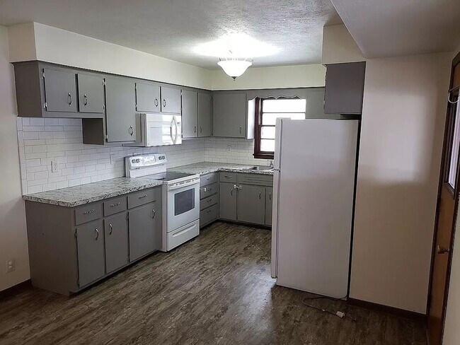 Building Photo - Spacious Home For Rent In Bellevue