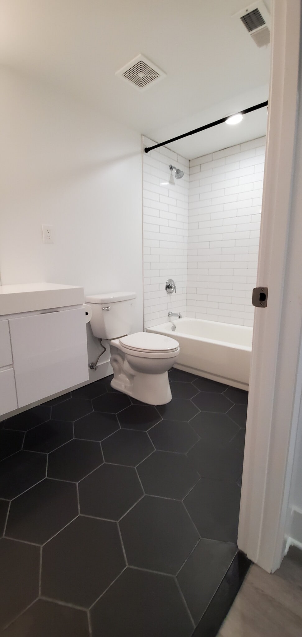 Bath - 706 Otis Pl NW