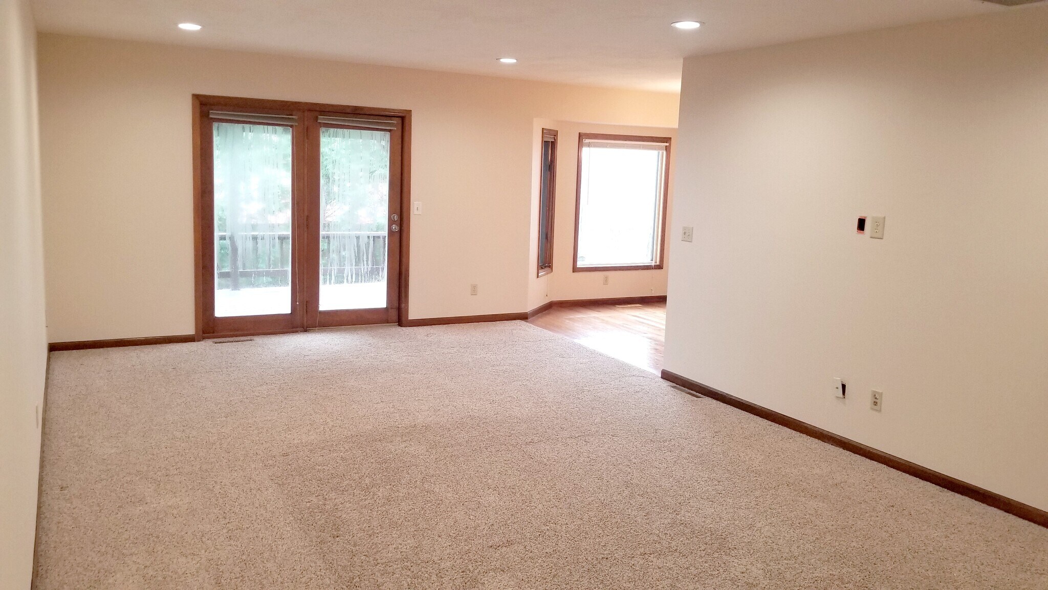 Large open Living Room - 1414 E Powell St