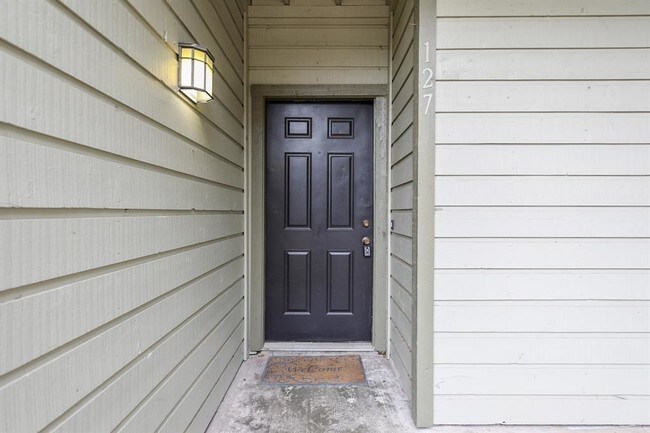 Building Photo - 17417 Red Oak Dr