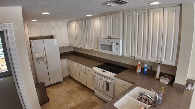 Building Photo - 8561 Insular Ln