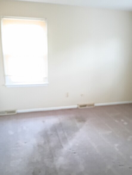 Building Photo - 3392 Colwyn Rd
