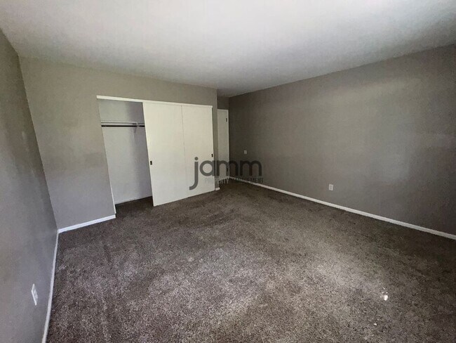 Building Photo - 7025 Carriage Hill Dr