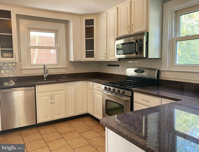 Building Photo - 432 E Luray Ave