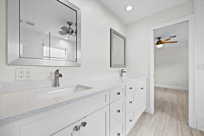 Building Photo - 12831 Shore Dr