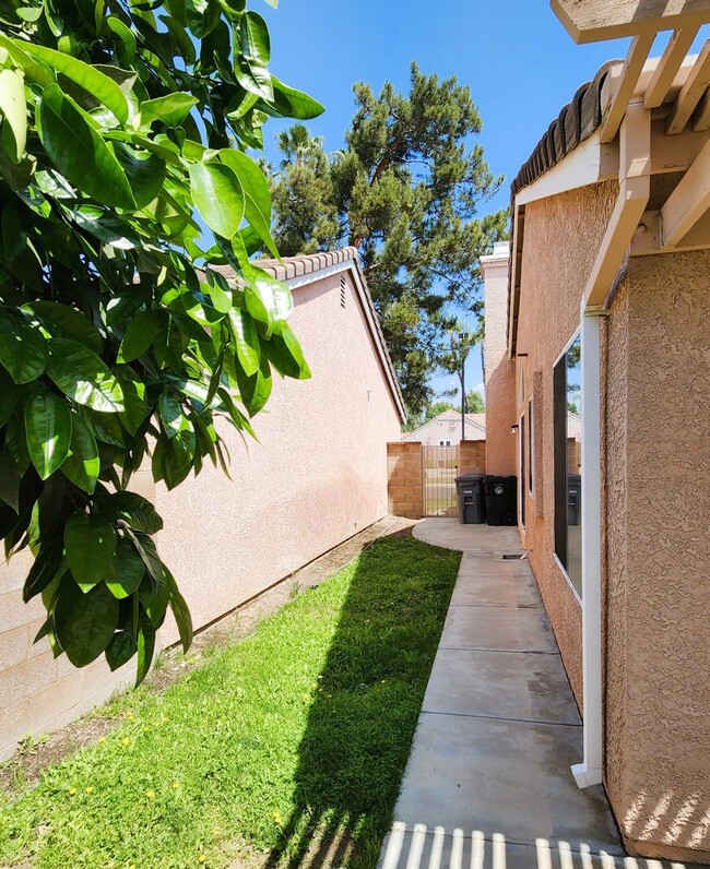 Building Photo - Updated Hemet Home, 2Bd, 2Ba, Bonus Room