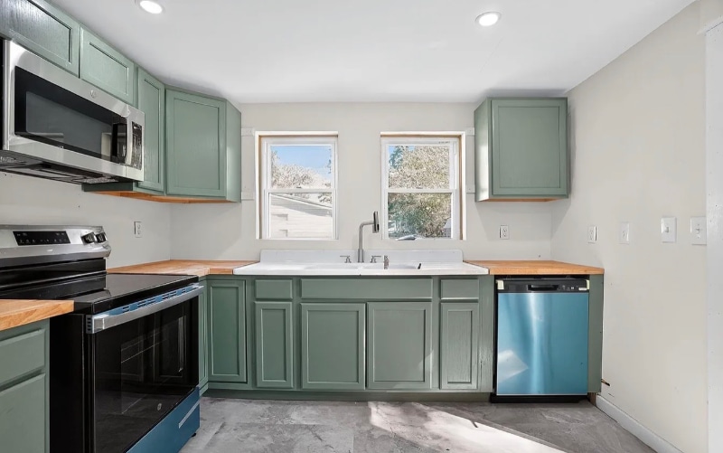 Building Photo - 306 7th St E